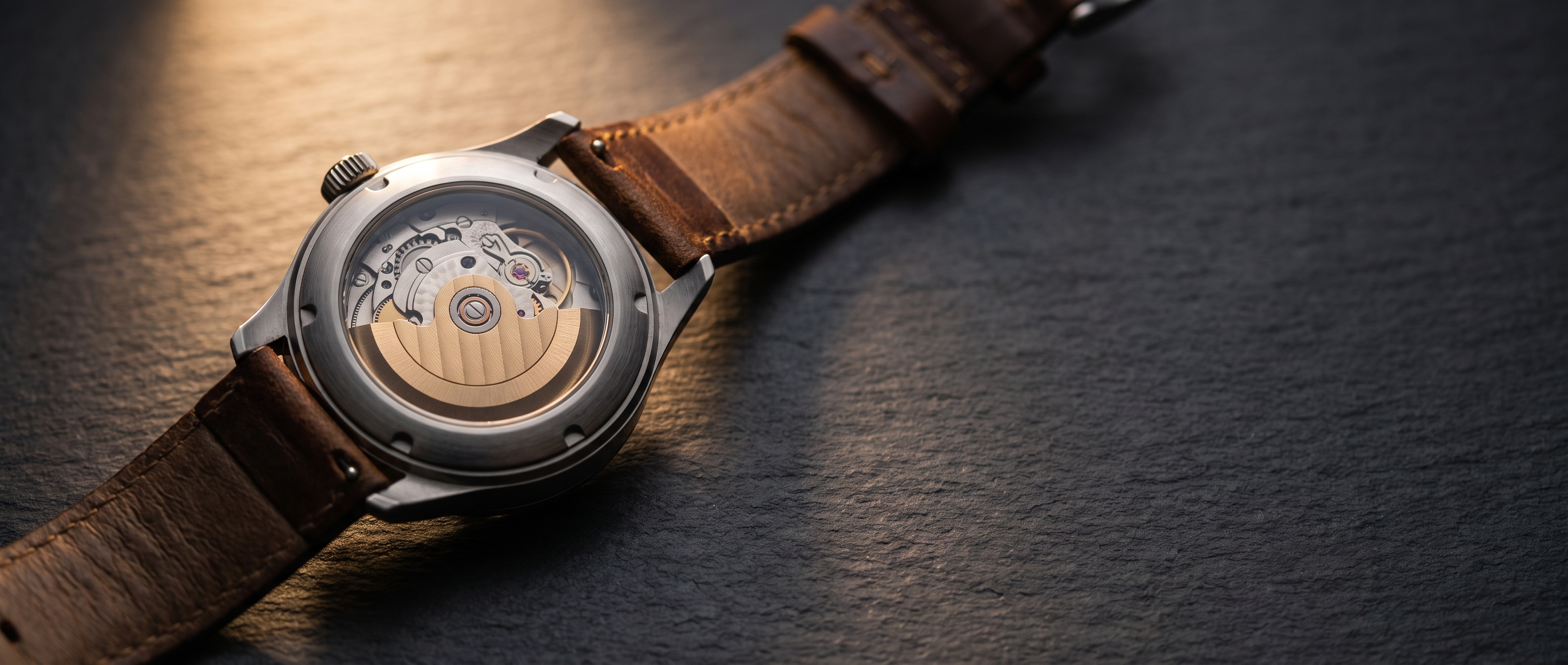Montre automatique pour homme, masse oscillante vue par le fond transparent