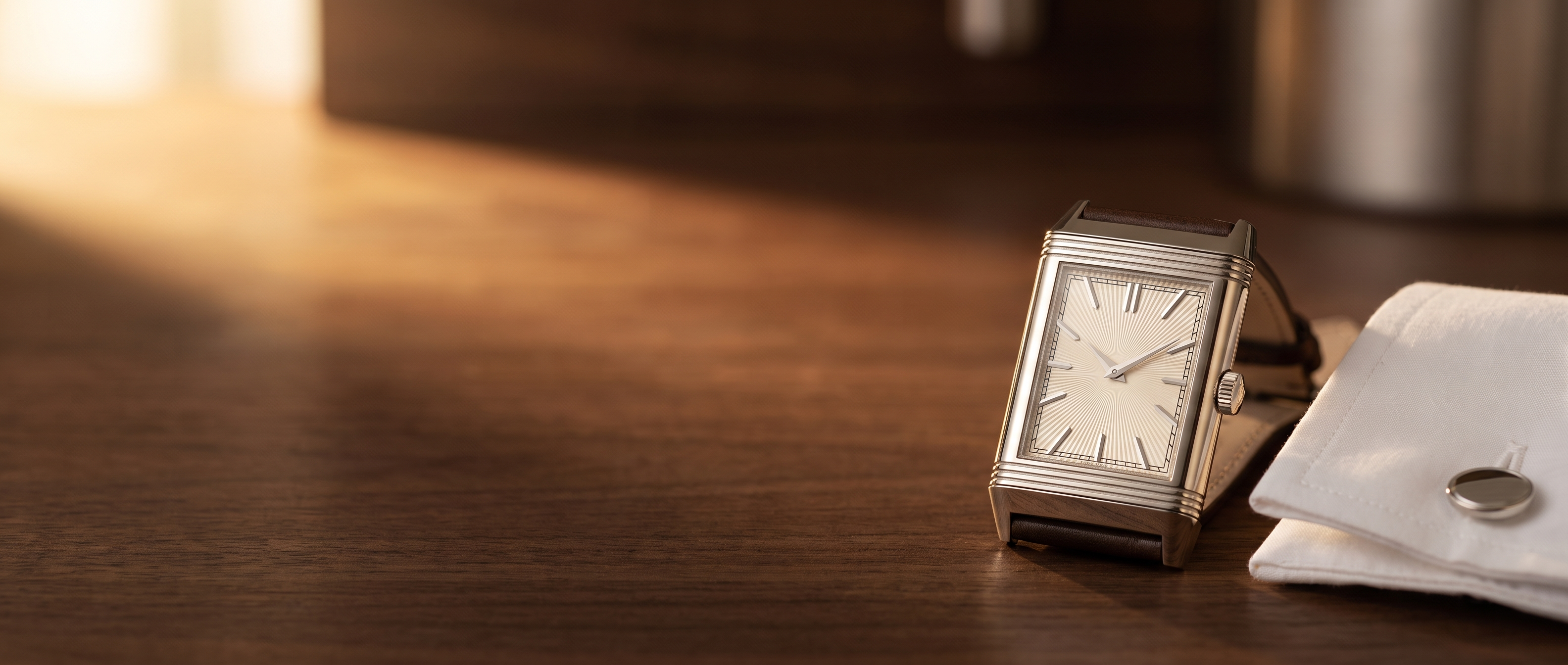 Montre rectangulaire pour homme sur bracelet cuir marron