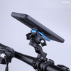 support téléphone moto et vélo bleu avec un téléphone noir dessus et accroché sur un guidon de vélo
