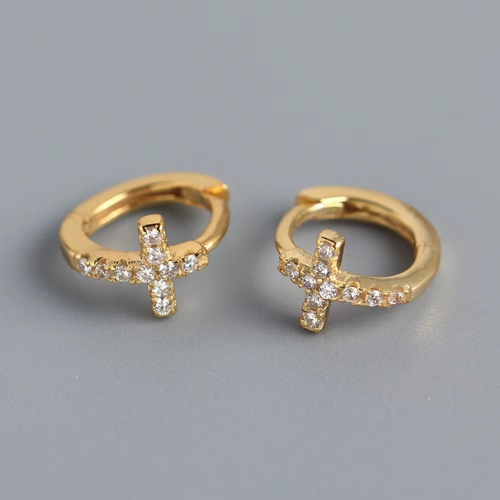 Paire de boucles d’oreilles pour homme en argent 925 doré, forme anneau avec croix incrustée de diamants