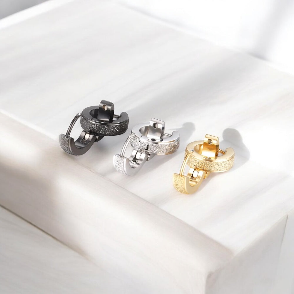 Boucles d’oreilles homme en acier inoxydable avec fermoir à charnière – Style moderne et résistant, en or, argent et noir 