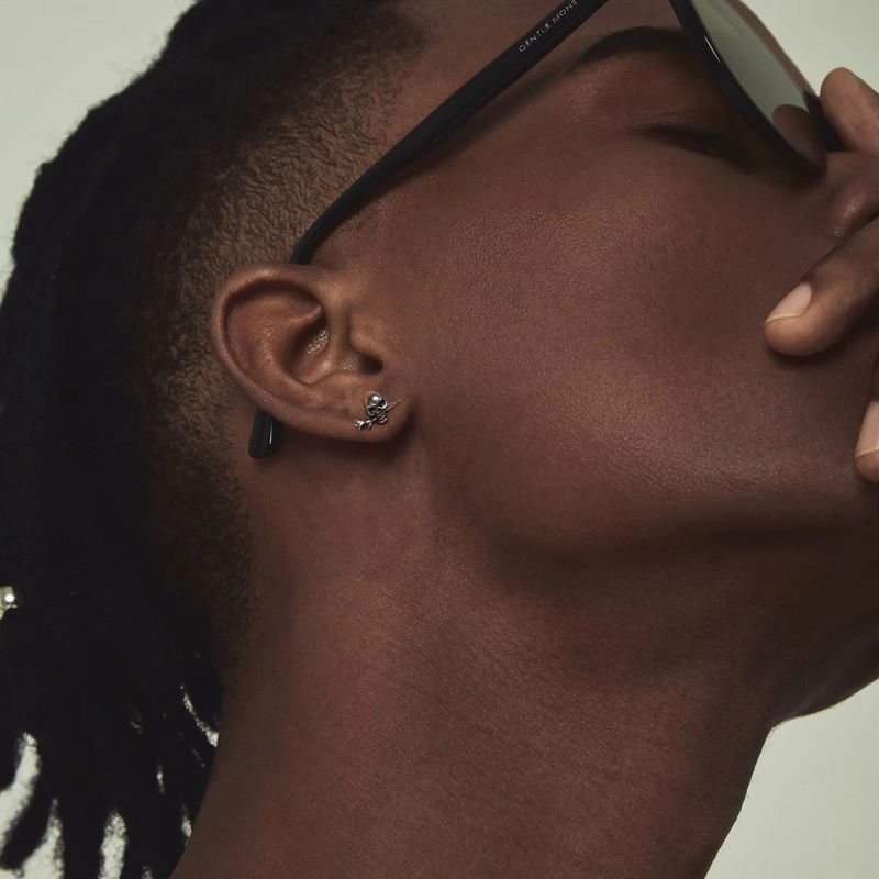 Boucle d’oreille homme tête de mort et rose  – acier inoxydable finition argentée