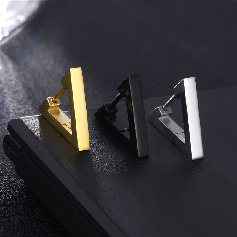 Boucles d’oreilles minimalistes pour homme – Présentation des trois coloris debout sur une surface noire.