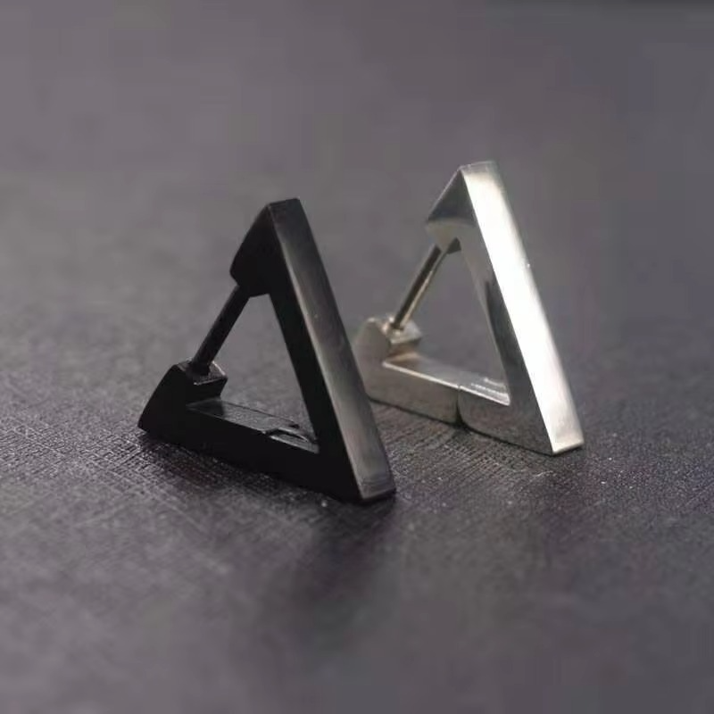 Boucles d’oreilles triangle en acier inoxydable noir et argent – Style moderne et épuré.