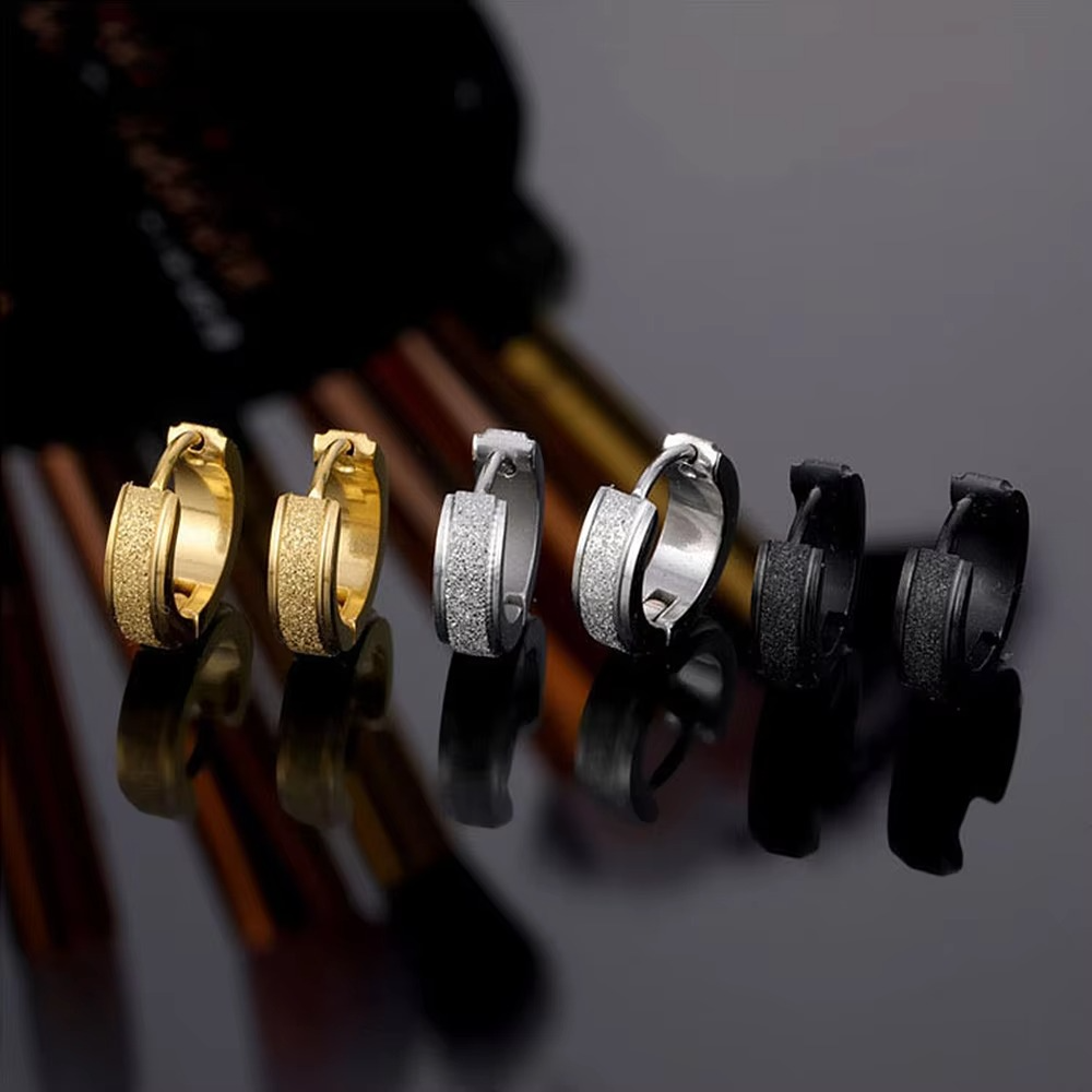 Boucles d’oreilles homme en acier inoxydable – Anneaux élégants finition texturée, disponibles en or, argent et noir