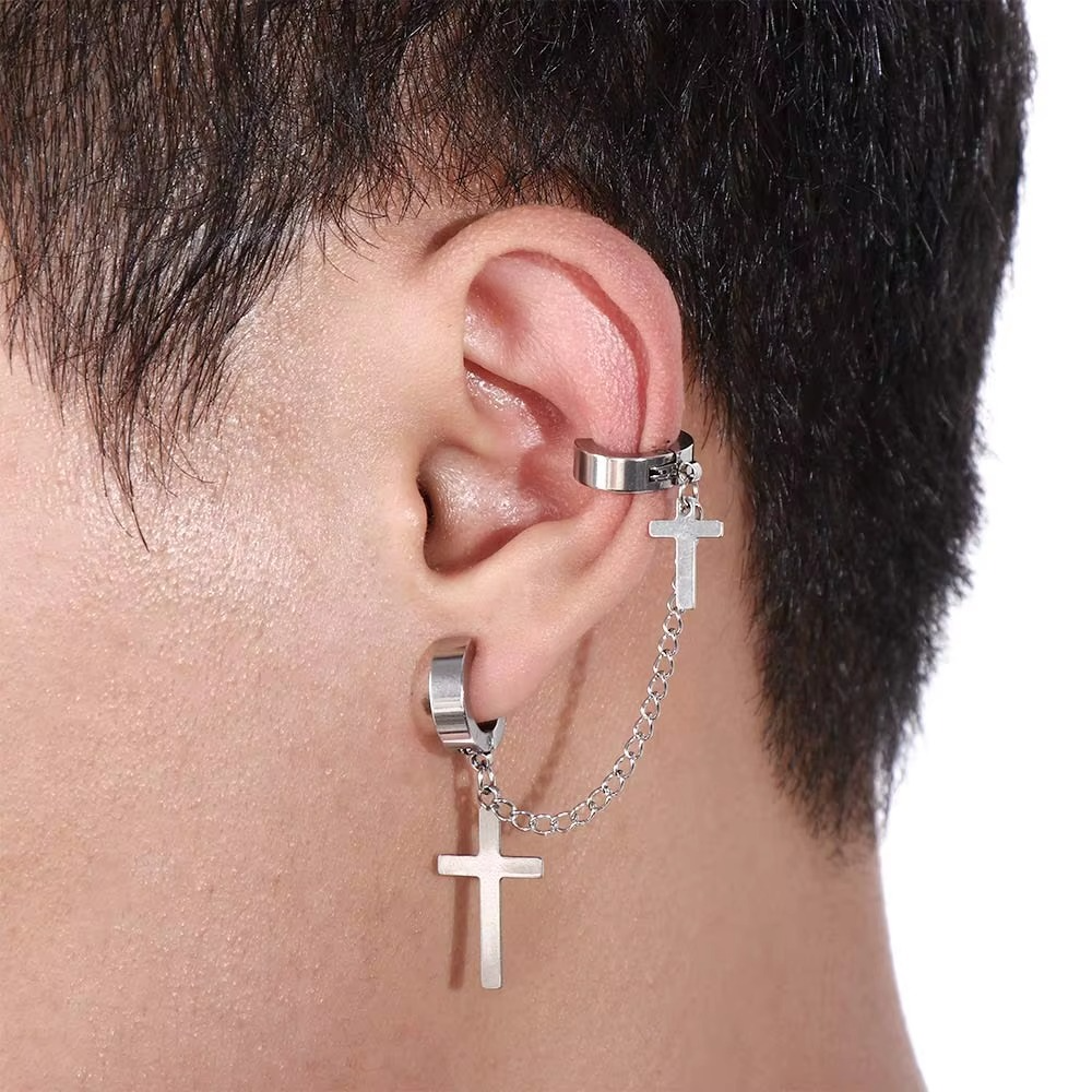 Boucle d'oreille croix et chaîne portée – Vue portée du bijou, mettant en valeur son design unique