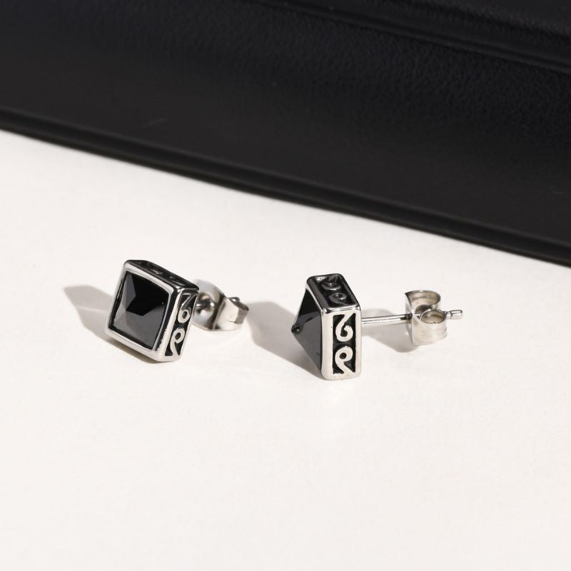 Vue latérale de la boucle d’oreille clou carrée portée par un homme, mettant en valeur le design géométrique du bijou