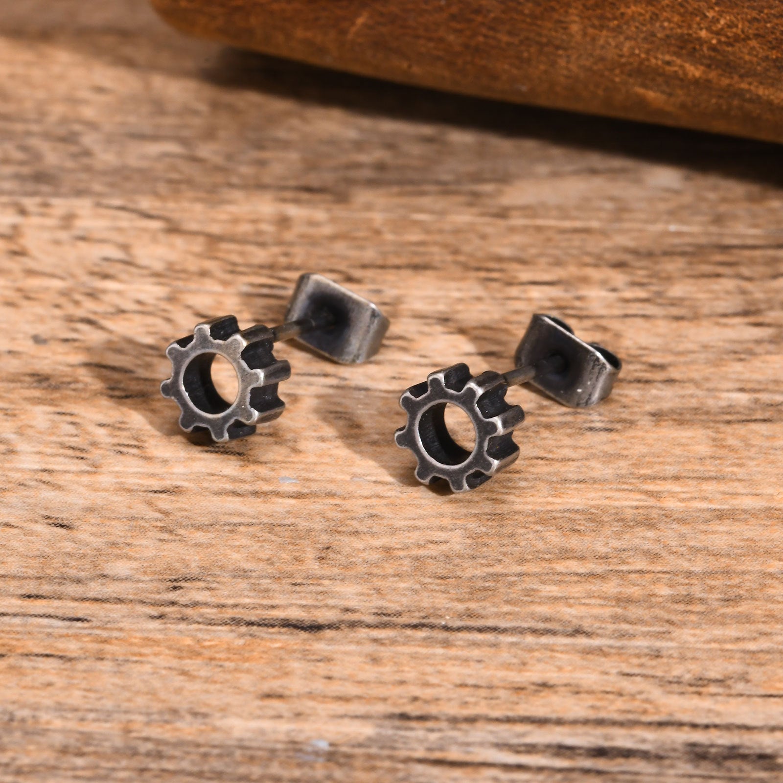 Boucles d'oreilles homme acier en forme de roue dentée, look steampunk