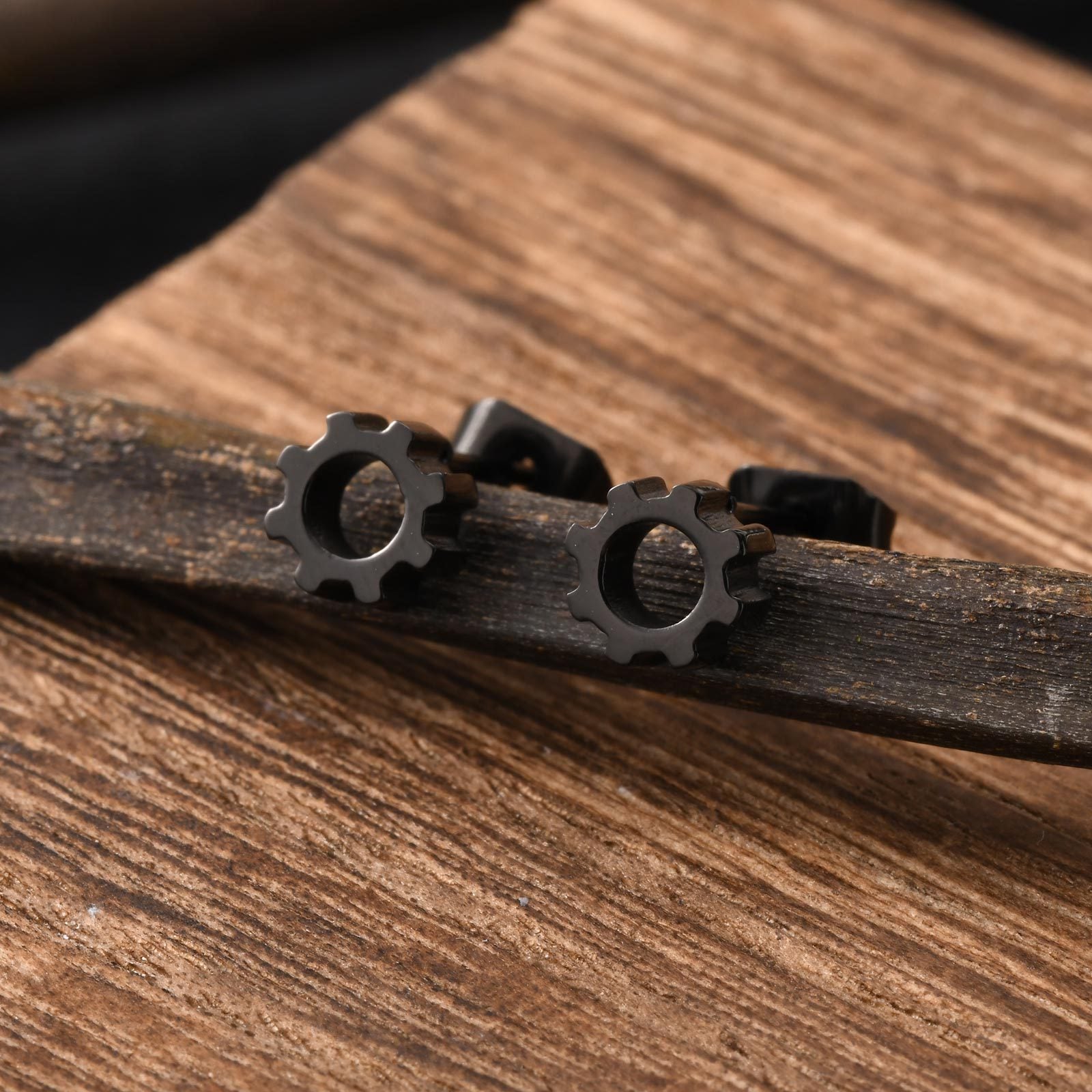 Boucles d'oreilles homme acier inoxydable sur support en bois, design mécanique