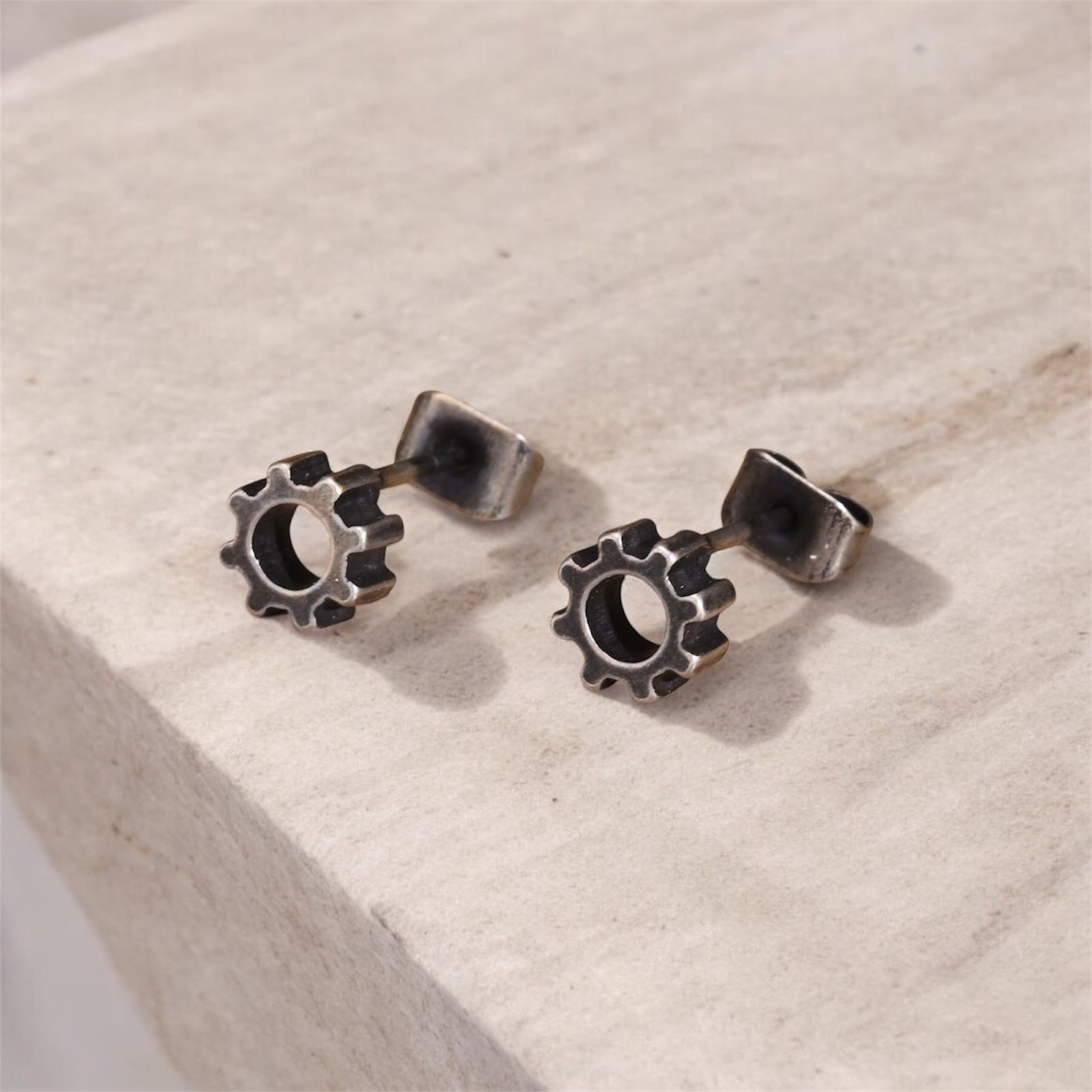 Boucles d'oreilles homme acier en forme de roue dentée, look steampunk 