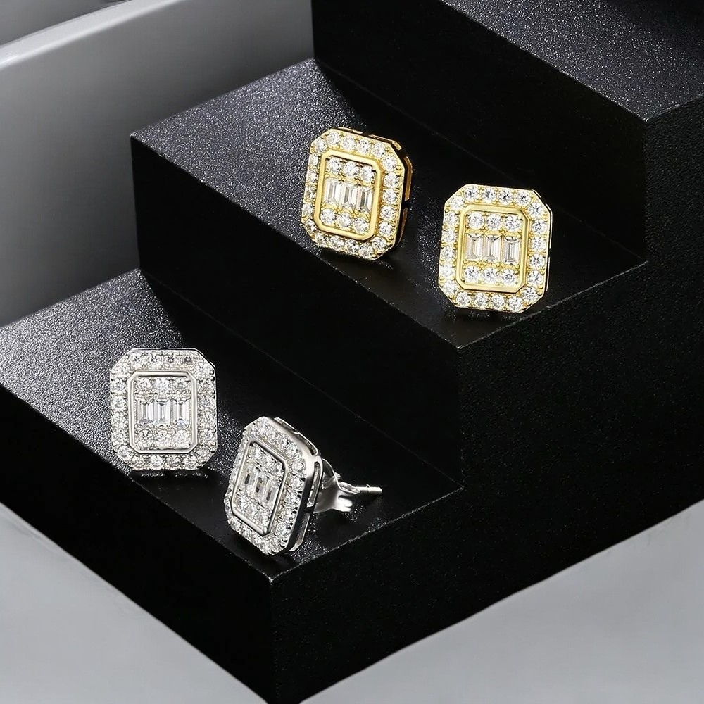 Paire de boucles d’oreilles carrées effet diamant en or et argent, sur présentoir noir 
