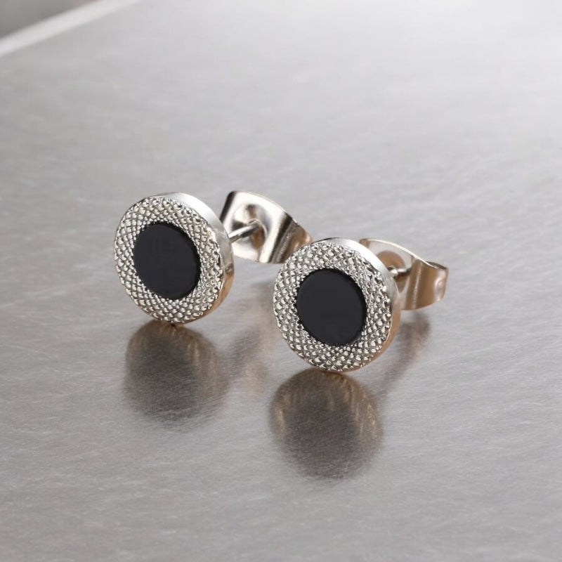 Boucle d’oreille clou pour homme, vue rapprochée mettant en valeur le design noir et argenté 