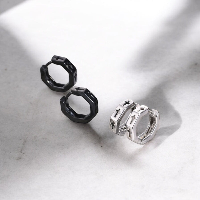 Boucles d’oreilles créoles pour homme – modèles anneau noir et argent avec croix gravée, en acier inoxydable 