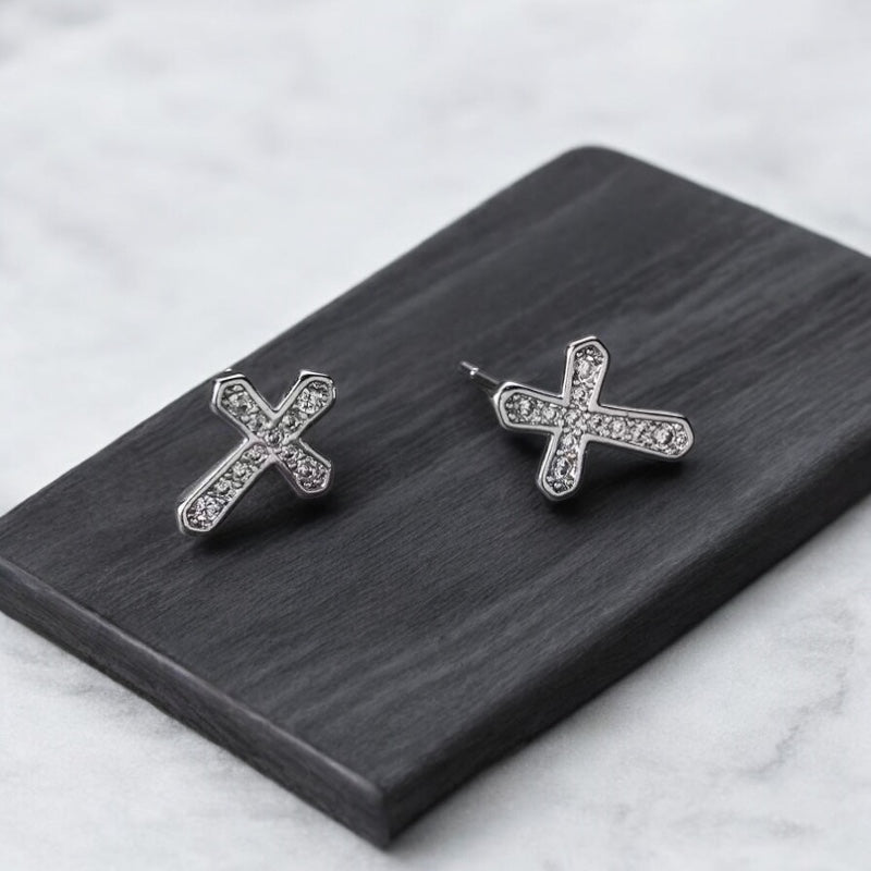 Boucles d’oreilles croix serties de pierres brillantes, élégance et style 