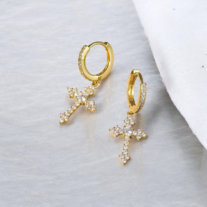 boucles d’oreilles pendantes croix dorées pour homme, finition brillante et sertissage de pierres 