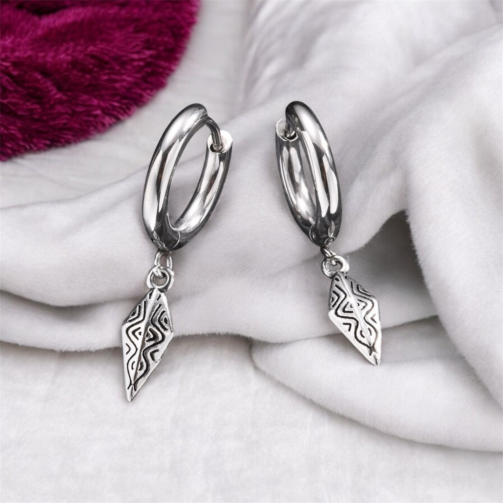 Paire de boucles d'oreilles pendantes pour homme en acier inoxydable argenté avec pendentif gravé à motif tribal 