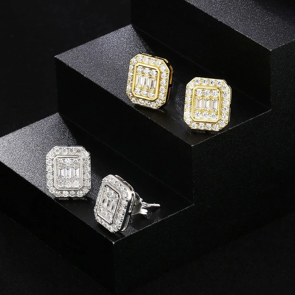Paire de boucles d’oreilles carrées effet diamant en or et argent, sur présentoir noir