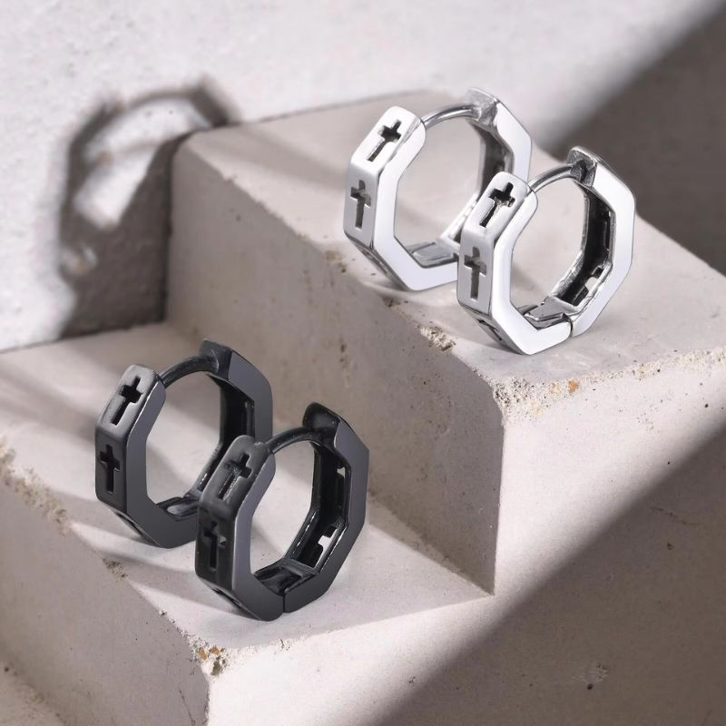 Duo de boucles d’oreilles pour homme – créoles anneau noir et argent avec croix découpée en acier inoxydable