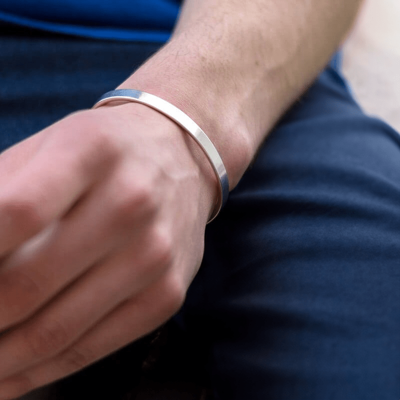 Bracelet jonc personnalisé argent porté
