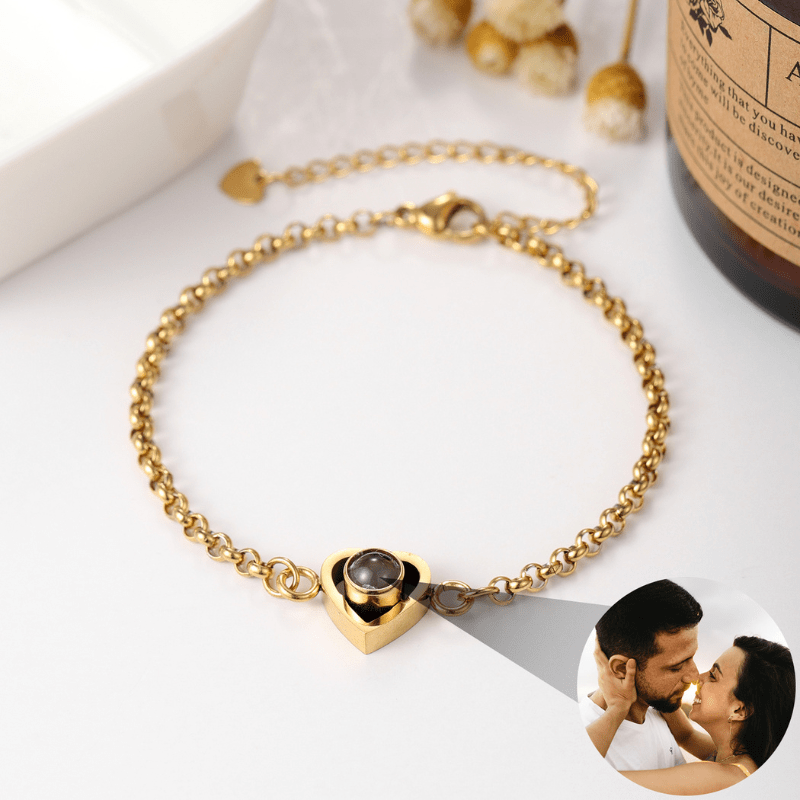 Bracelet photo cœur à personnaliser or sur fond blanc