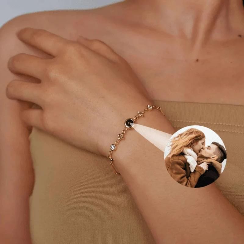 Bracelet photo personnalisé luxe or porté au poignet 