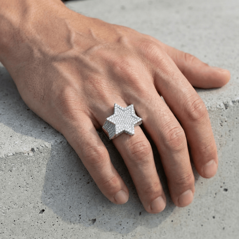 Chevalière diamant homme portée main argent 925 moissanite