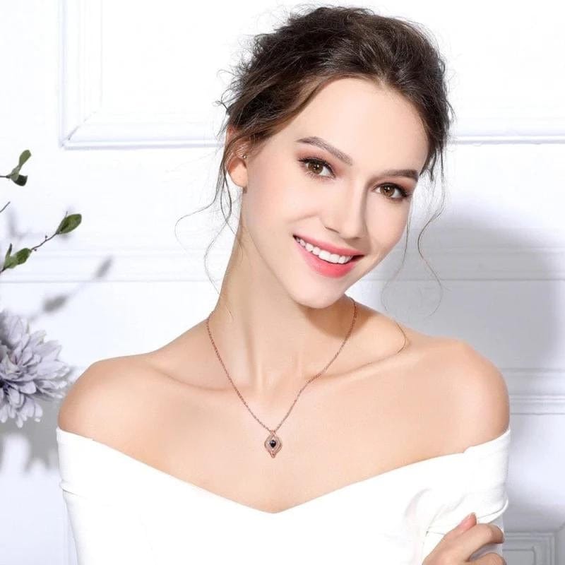 Collier Photo Personnalisé en Argent porté par une femme