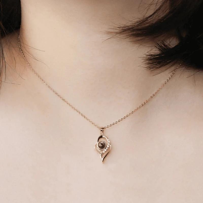 Collier Projection Photo Personnalisé or rose porté par une femme