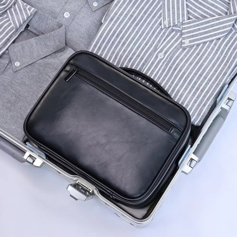 trousse de toilette homme noire compacte dans bagage de voyage