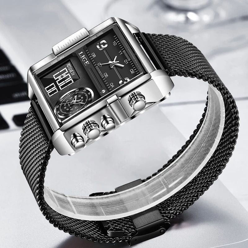 Montre Carrée Militaire en Acier noir et argent sur une table