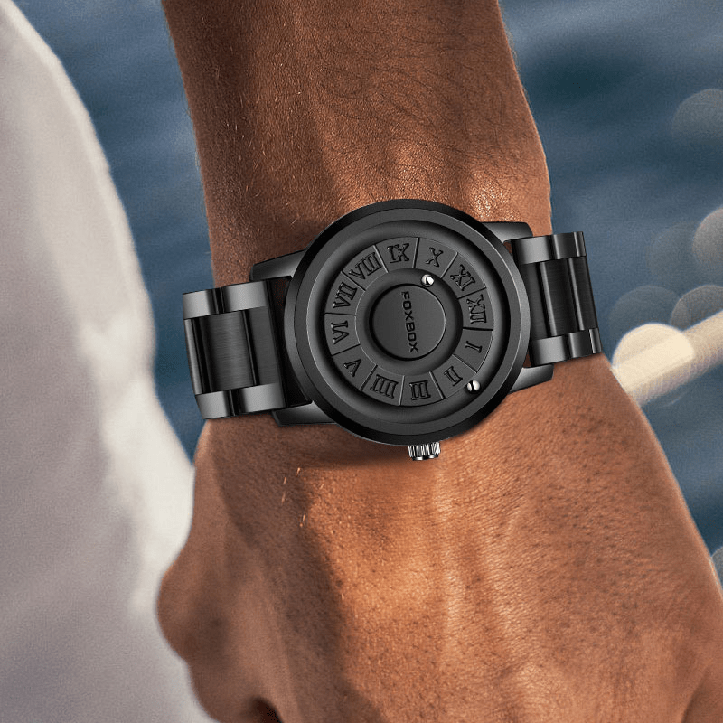 Montre Magnétique - Bracelet Cuir ou Acier acier noir au poignet d'un homme