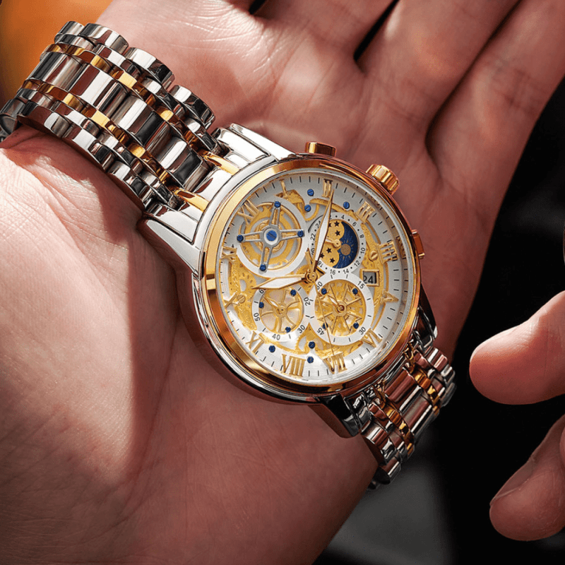 Montre Squelette Chronographe Luxe or dans une main d'homme