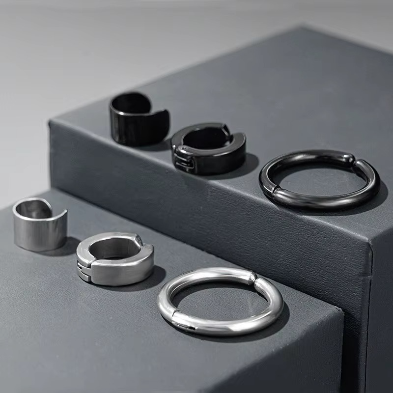 Ensemble de boucles d'oreilles clips pour homme en noir et argent, idéal pour un style moderne sans piercing