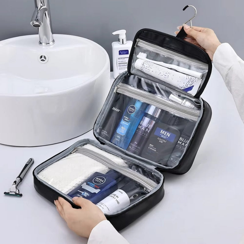 trousse de toilette homme suspendue avec crochet dans salle de bain