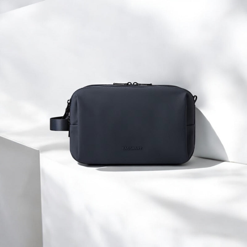 Trousse de toilette homme bleue grand format avec finition imperméable
