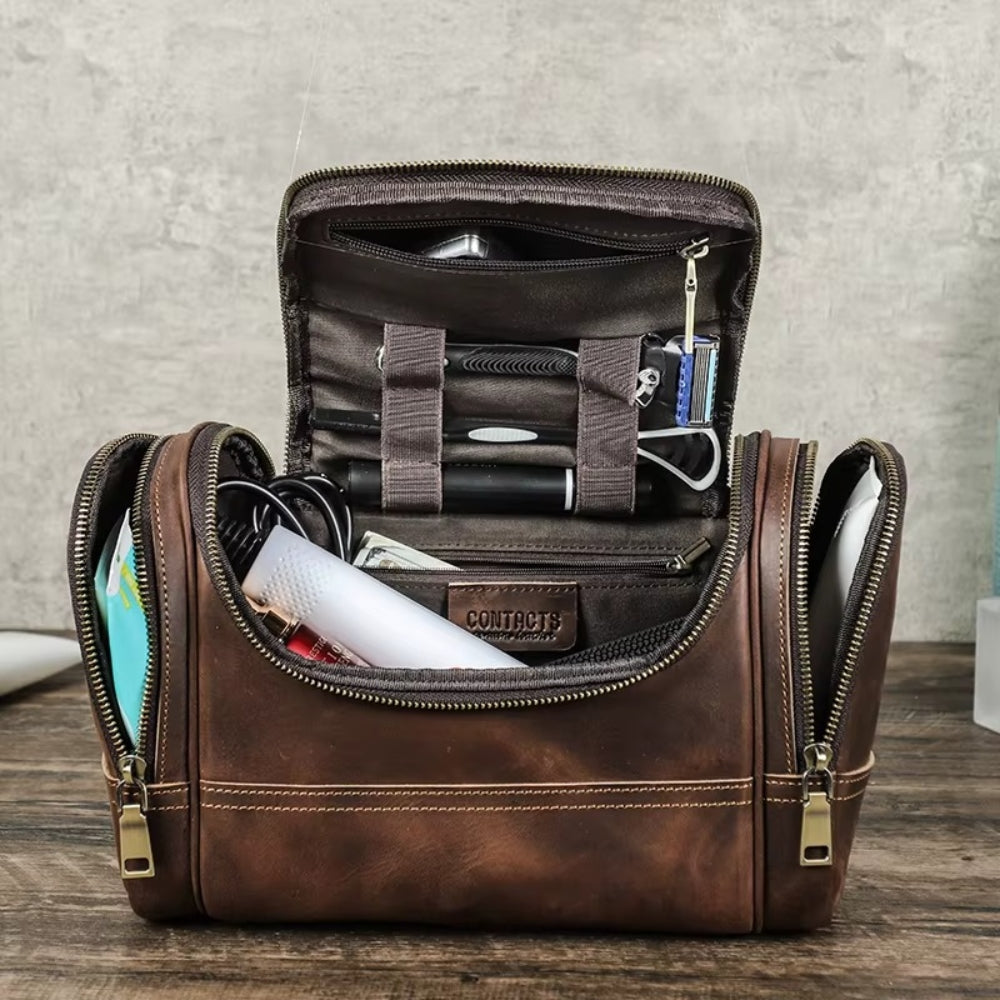 Trousse de toilette homme cuir vintage ouverte latéralement avec poches zippées et compartiments