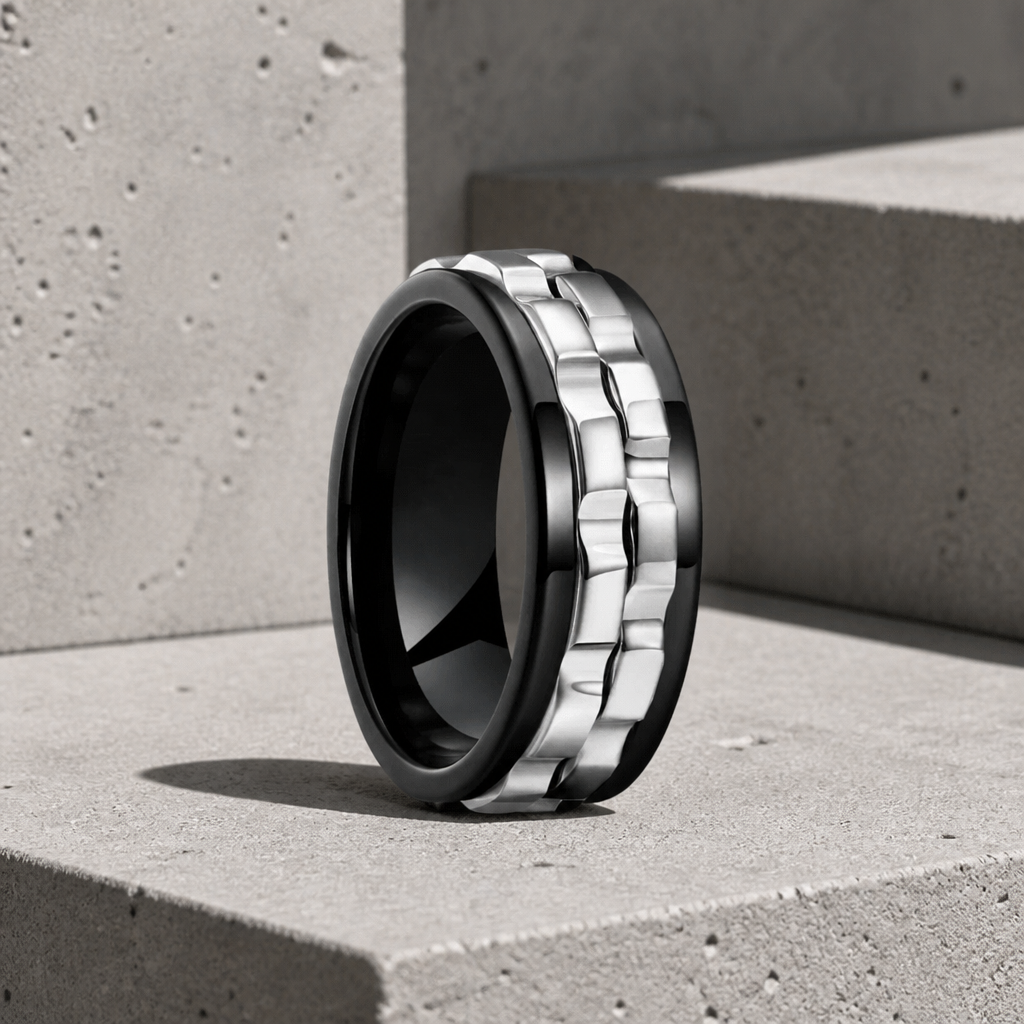 Bague anti-stress homme noire et argent, maillons tournants argentés sur anneau noir