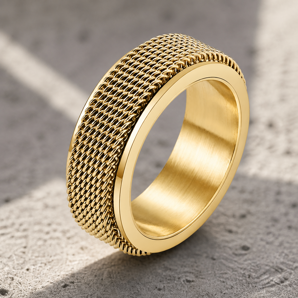 Gros plan sur le relief de la maille tressée dorée de la bague