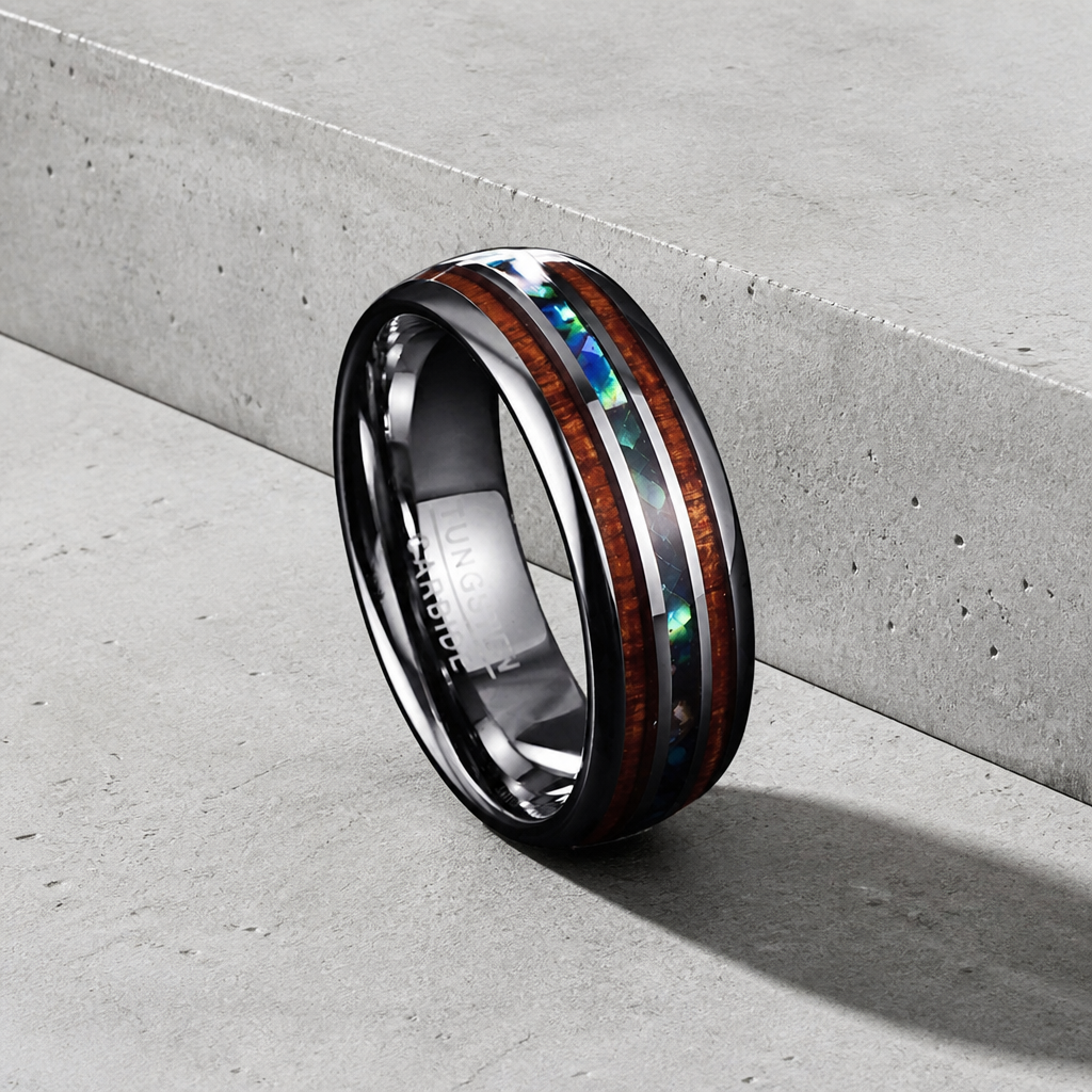 Bague bois et nacre homme en tungstène poli, vue inclinée sur béton