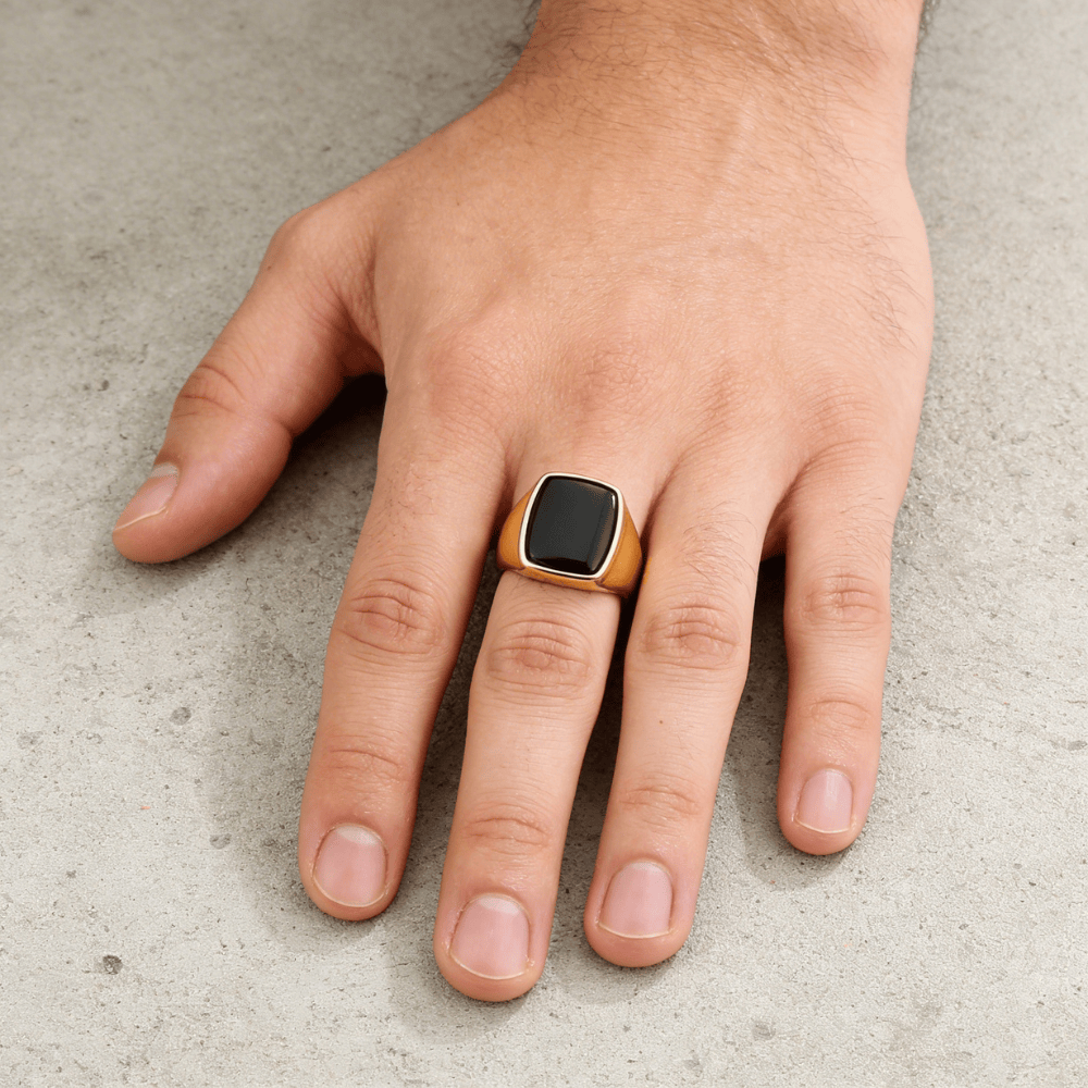 Bague chevalière homme onyx or portée annulaire