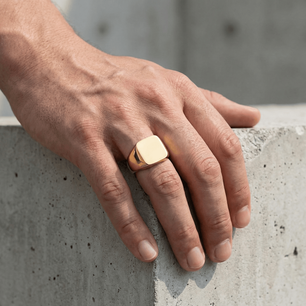 Bague chevalière homme or portée acier inoxydable