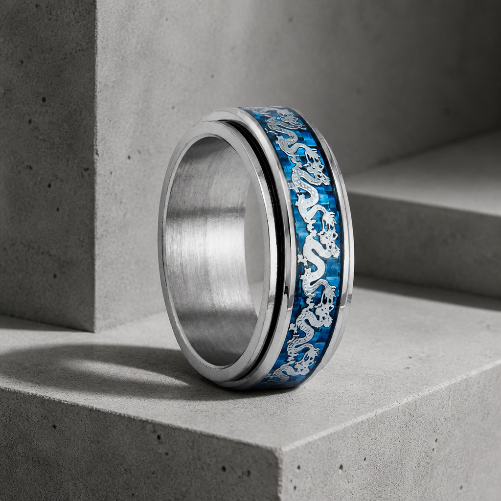 Bague dragon homme en acier, frise tournante de dragons argentés sur fond bleu, sur béton