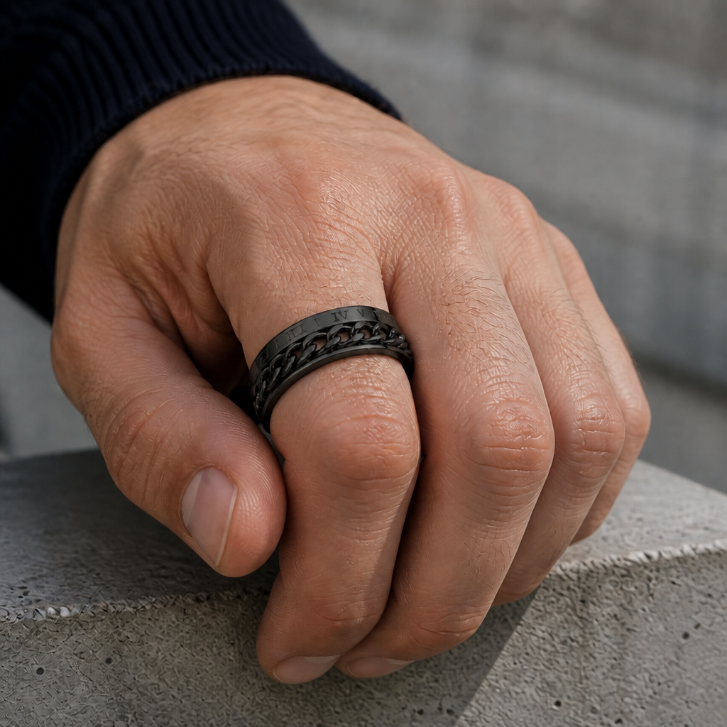 Bague chaîne noire portée au doigt d'un homme