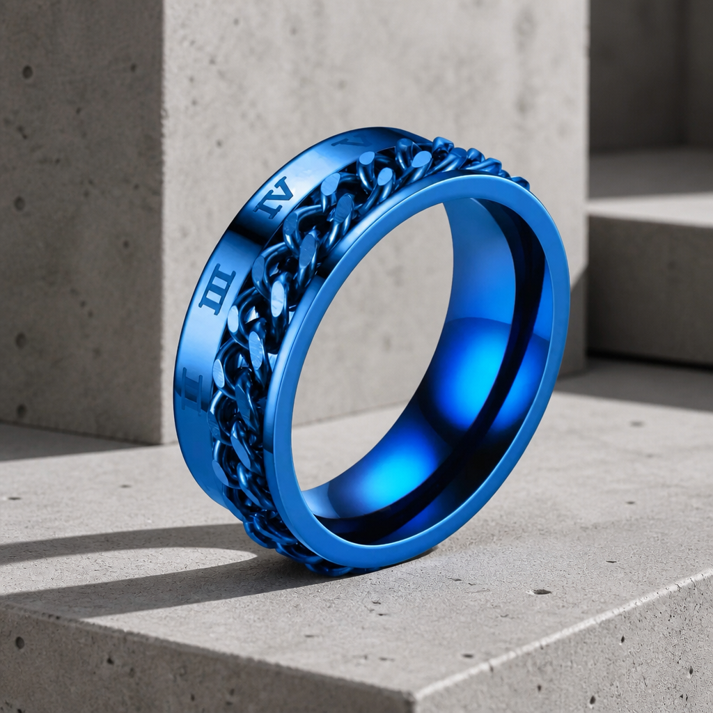 Bague homme chaîne bleue, anneau et gourmette bleus sur béton clair