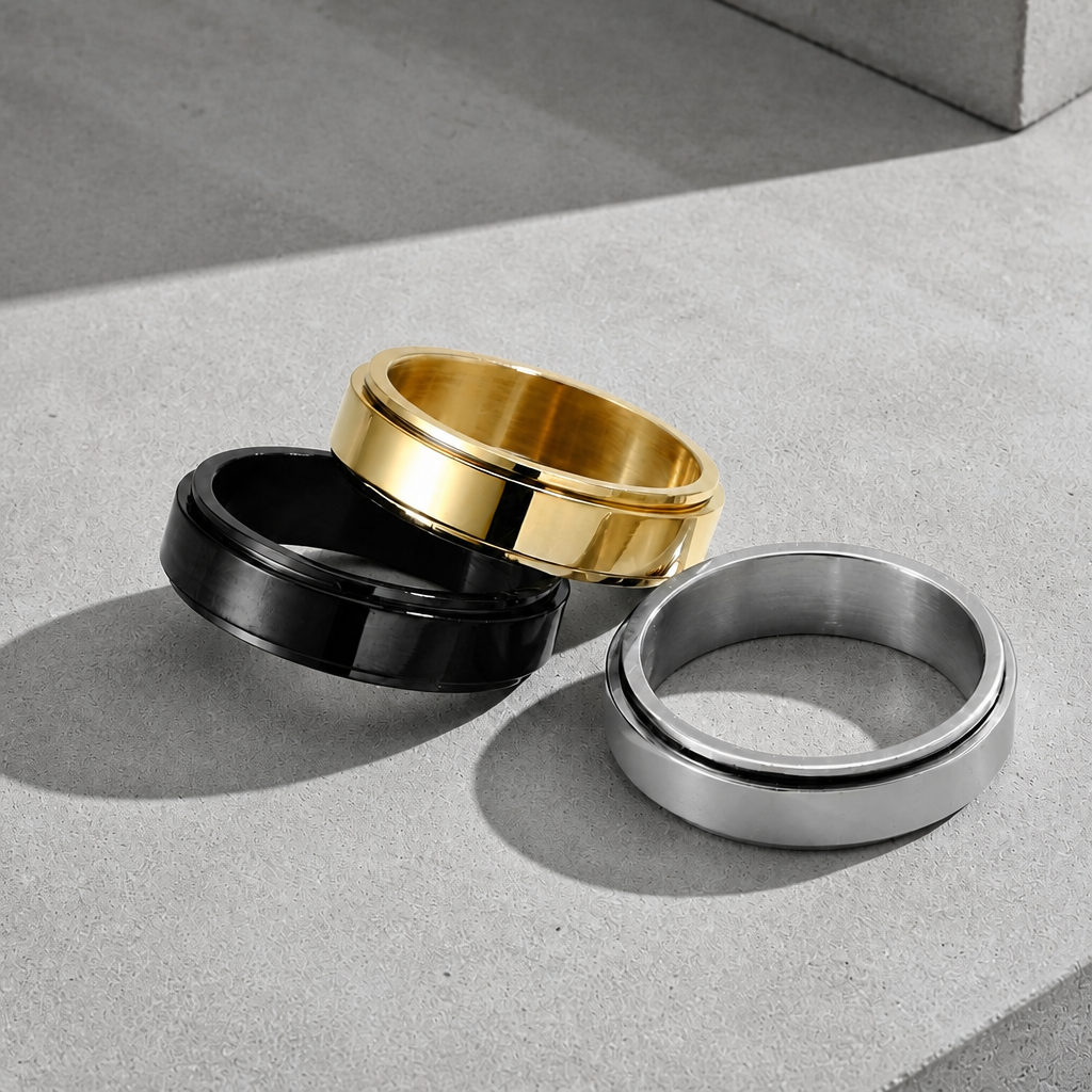 Les trois finitions de la bague à anneau tournant : doré, noir et acier