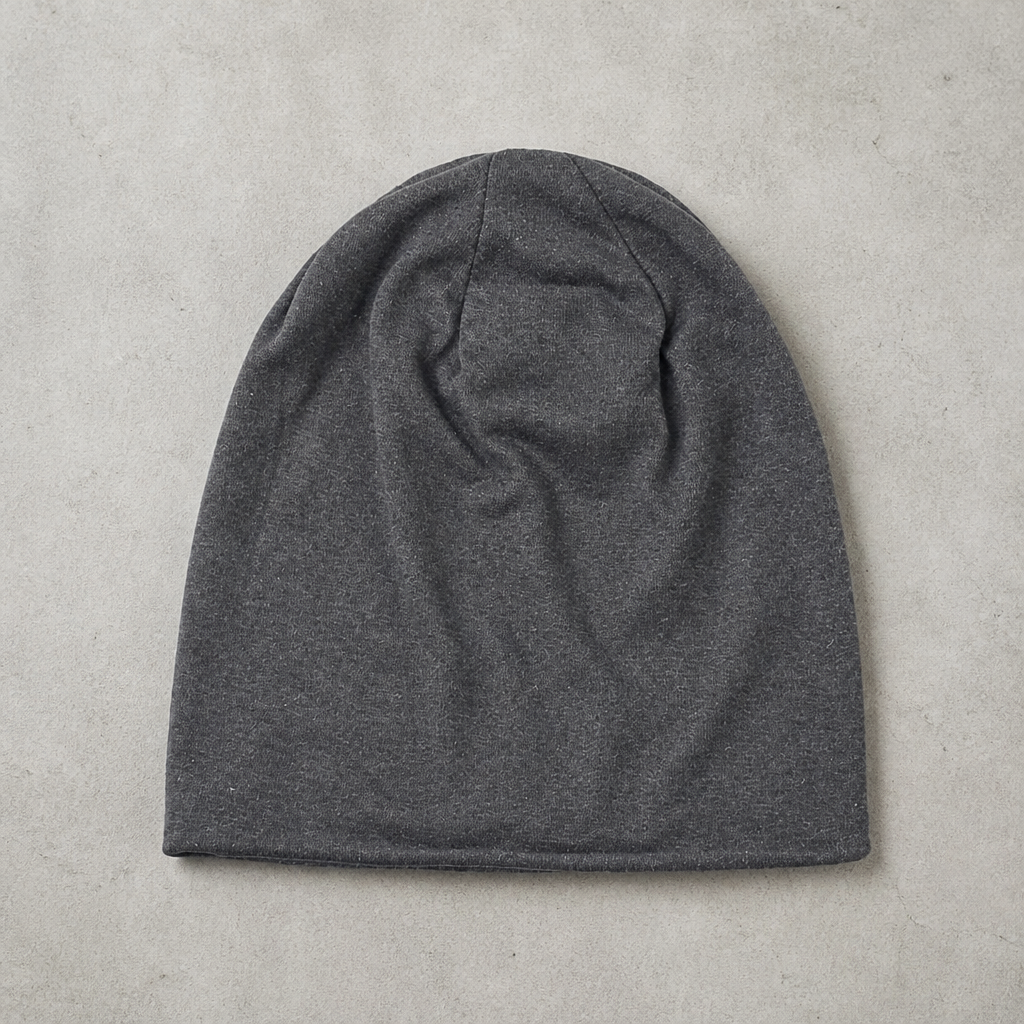 Bonnet léger gris foncé posé à plat, bord replié net