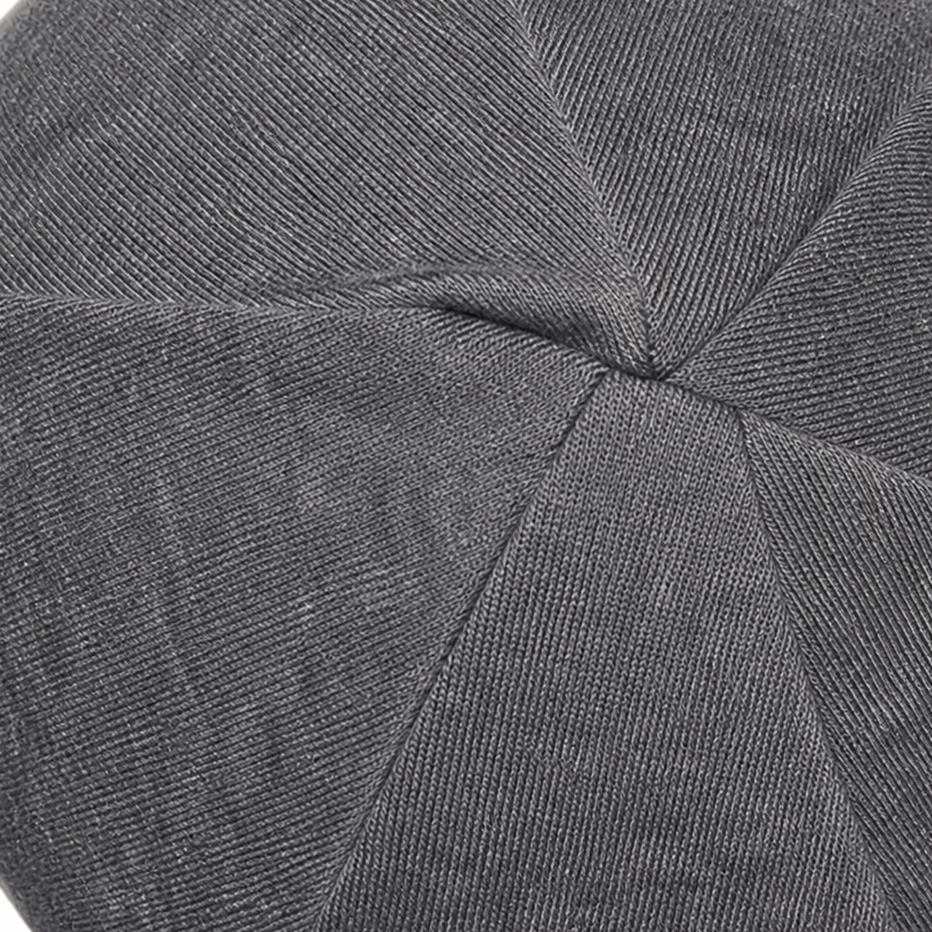 Sommet du bonnet gris foncé : pans cousus réunis au centre