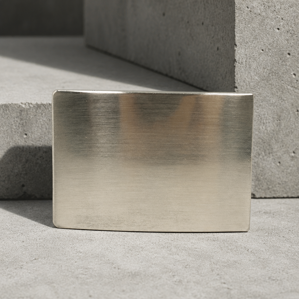 Boucle de ceinture démontable pour homme, plaque brossée vue de face