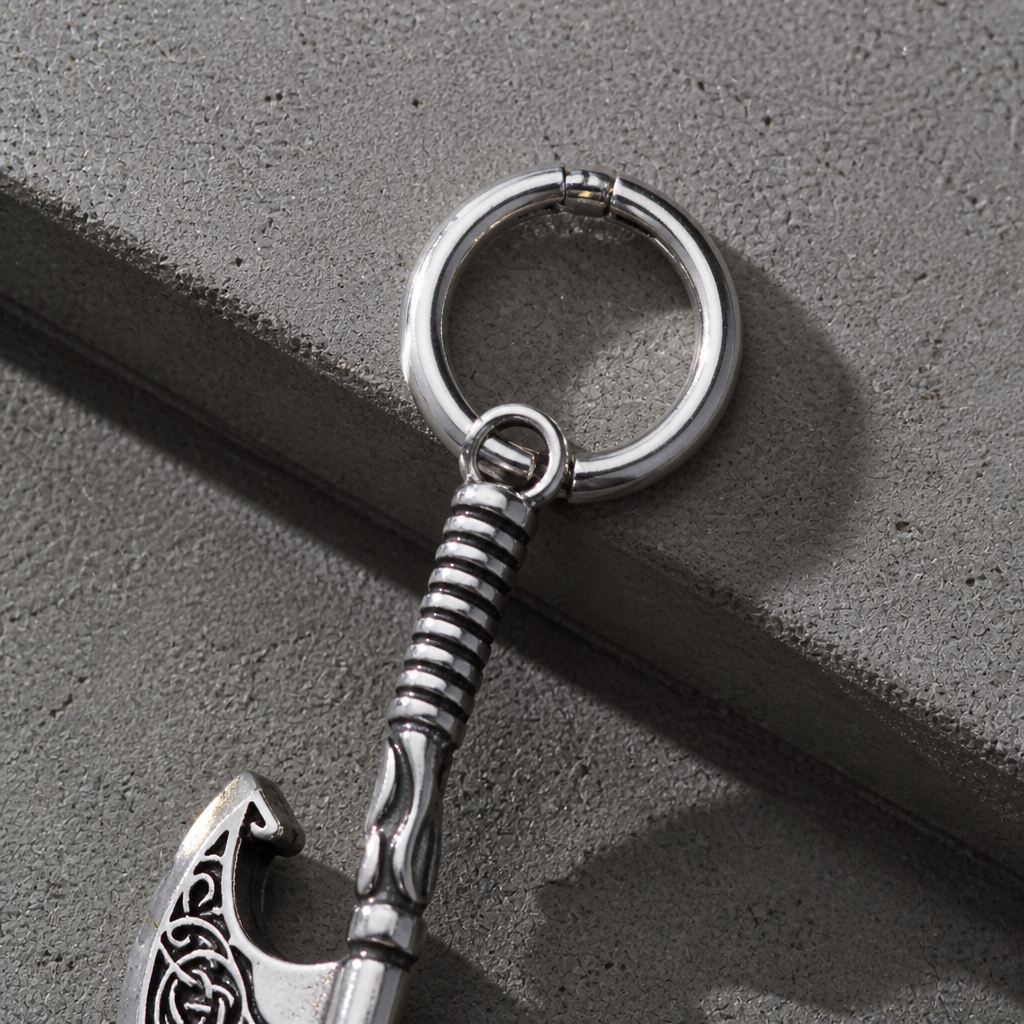 Macro sur la créole à fermeture clic et le manche cannelé de la boucle d'oreille hache viking