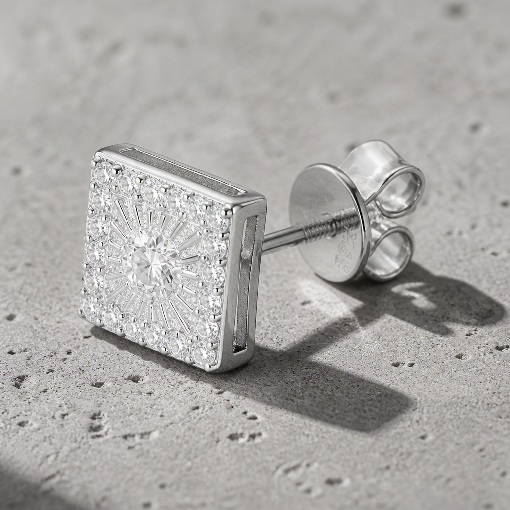 Détail du pavé d'oxyde de zirconium sur la puce carrée en argent 925